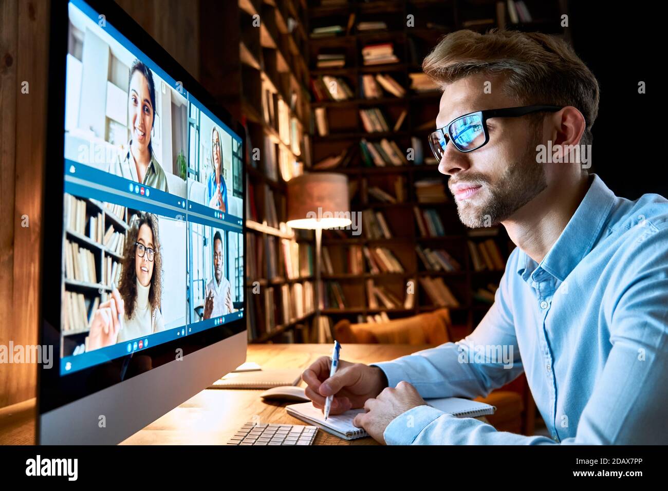 Geschäftsmann mit virtuellen Teambesprechung Chat auf Videokonferenz Anruf mit pc. Stockfoto