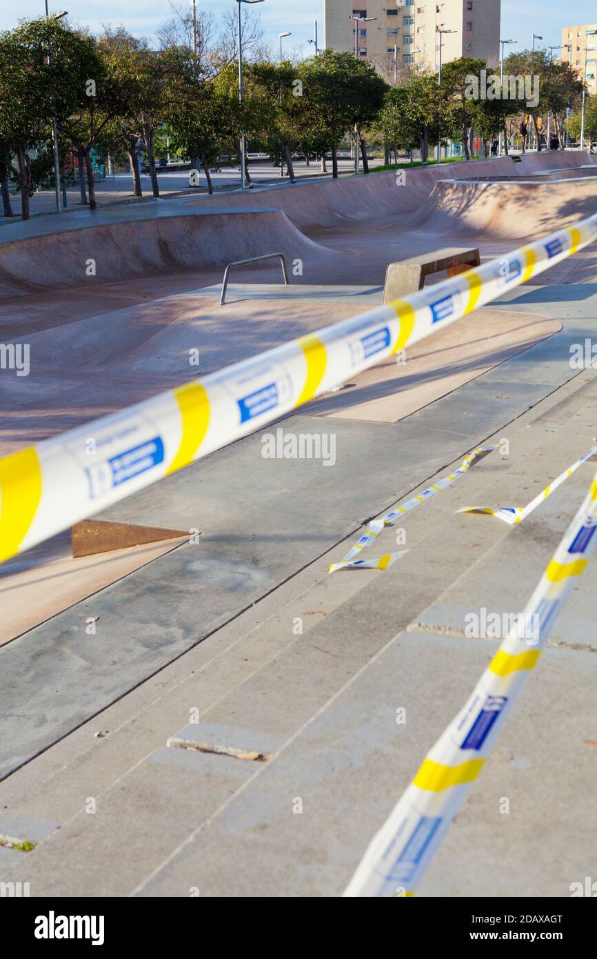 Sicherheitsmaßnahmen: Polizei versiegelt Skatebereich während der COVID-19 Pandemie Barcelona Spanien Stockfoto