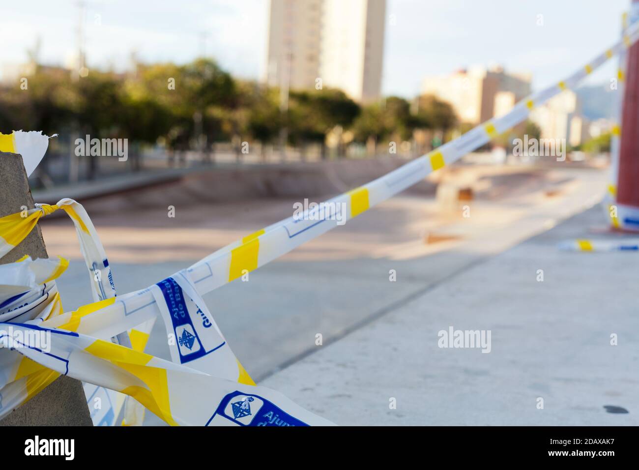 Sicherheitsmaßnahmen: Polizei versiegelt Skatebereich während der COVID-19 Pandemie Barcelona Spanien Stockfoto