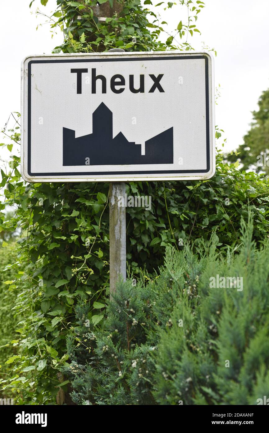 Abbildung zeigt den Namen der Gemeinde Theux auf einem Straßenschild, Montag, 25. Juni 2018. BELGA FOTO JEAN-LUC FLEMAL Stockfoto