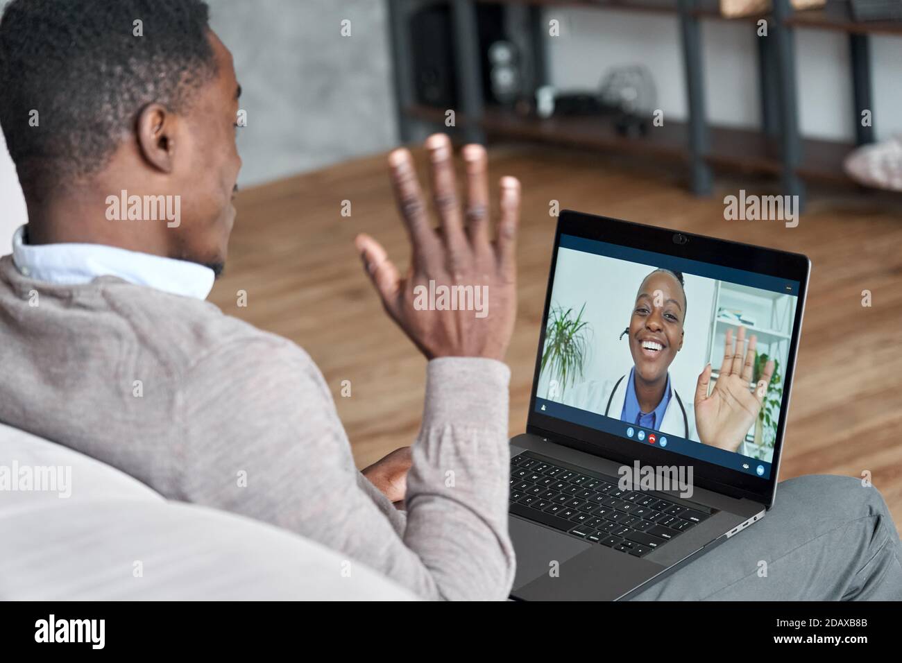 Männlicher afrikanischer Patient auf Konferenz Videoanruf mit weiblichem on-line-Arzt. Stockfoto