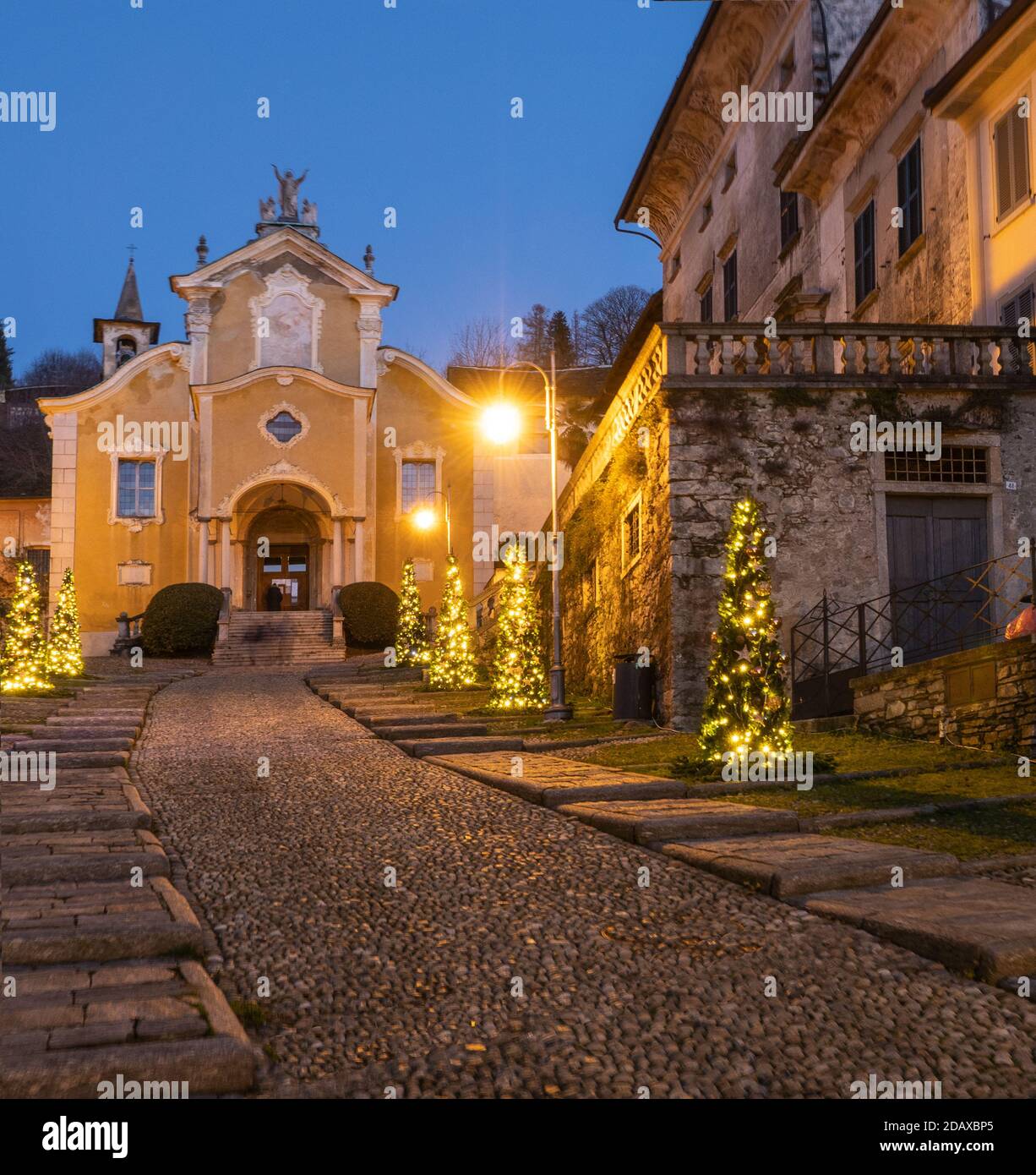 Weihnachtsbäume leuchten die Nacht in den mittelalterlichen gepflasterten Straßen in Orta San Giulio, atemberaubende mittelalterliche Dorf in Piemont.Italien Stockfoto