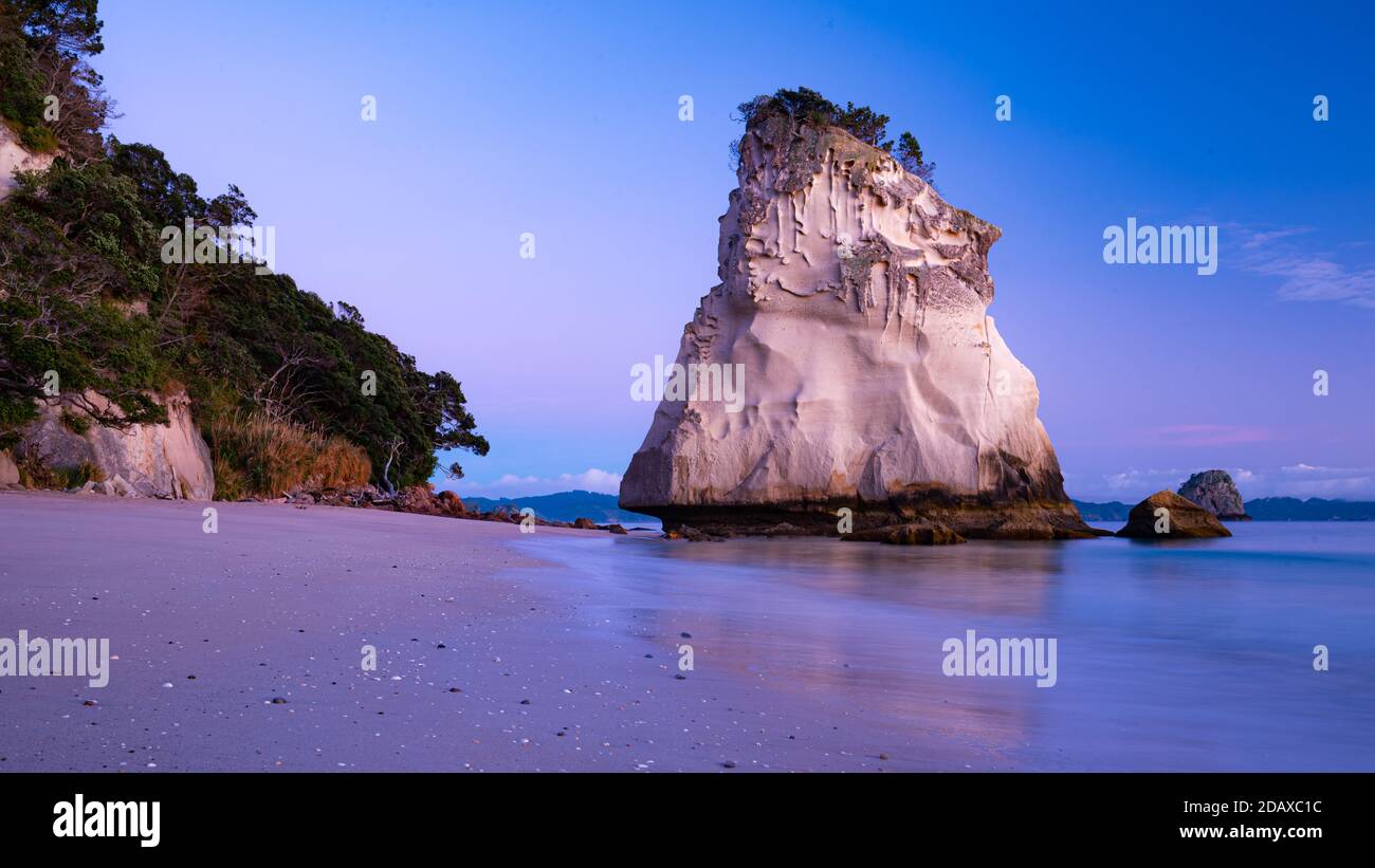 Morgen in Cathedral Cove in der Nähe von Hahei, Neuseeland Stockfoto