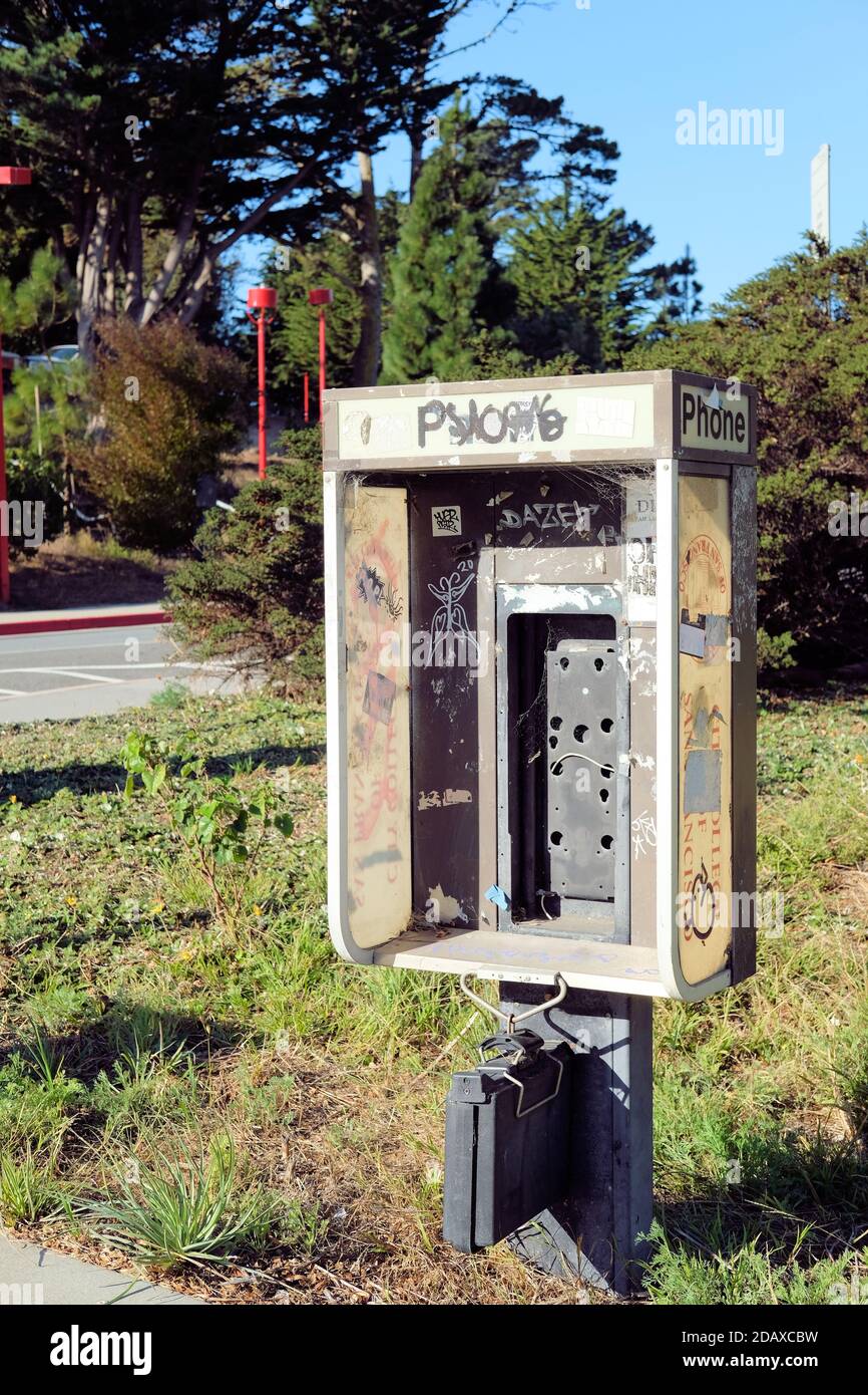 Telefonzelle ohne Telefon; aus Mangel an Geschäft entfernt; durch Handys ersetzt; veraltete Technologie; San Francisco, Kalifornien. Stockfoto