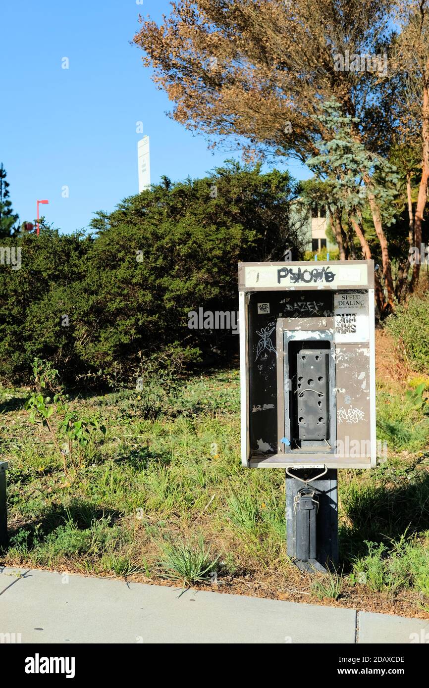 Telefonzelle ohne Telefon; aus Mangel an Geschäft entfernt; durch Handys ersetzt; veraltete Technologie; San Francisco, Kalifornien. Stockfoto