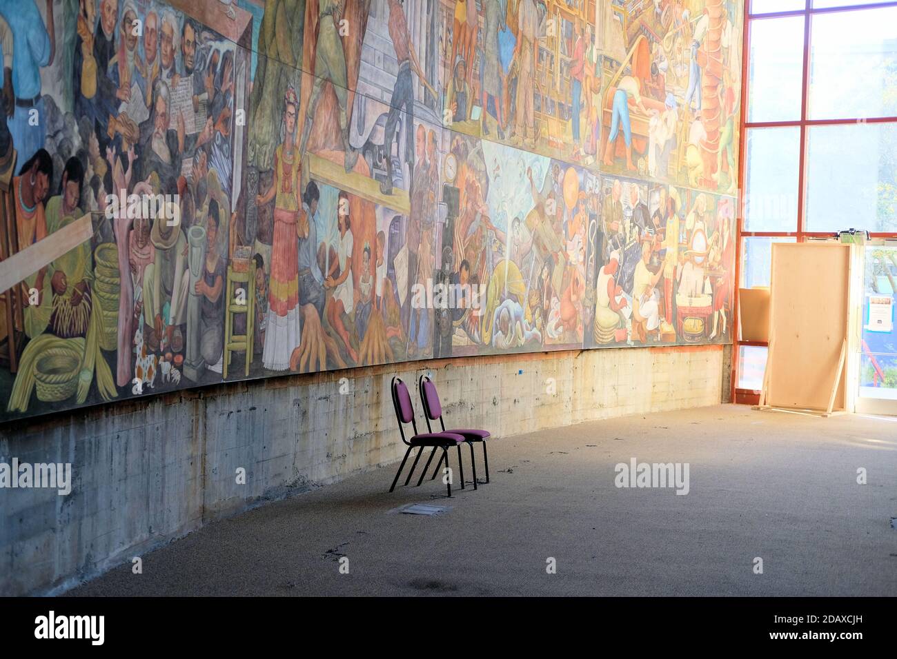 Teilansicht von Diego Rivera's 1940 Pan American Unity Wandbild auf dem Campus des City College von San Francisco, Kalifornien; mexikanischer Muralismus im Ausland. Stockfoto