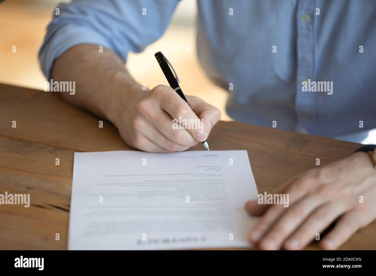 Angeheuerte Mitarbeiter Unterzeichnung Arbeitsvertrag, Nahaufnahme Bild Stockfoto