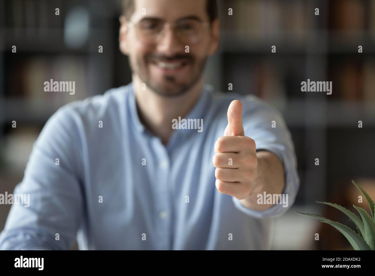Glücklicher Mann zeigt Thumbsup, Nahaufnahme Fokus auf Finger nach oben Stockfoto