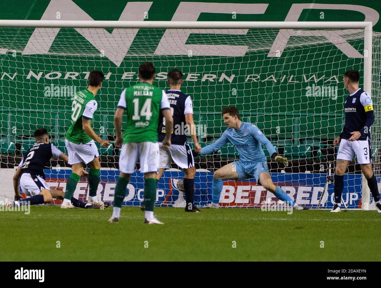 Betfred Cup - Hibernian / Dundee. Easter Road Stadium, Edinburgh, Midlothian, Großbritannien. November 2020. Hibs sind Gastgeber von Dundee beim Betfred Cup an der Easter Road in Edinburgh. HibsÕ Bild zeigt: Der schwedische Mittelfeldspieler Melker Hallberg erzielt sideÕs 4. Tor des Spiels. Kredit: Ian Jacobs/Alamy Live Nachrichten Stockfoto