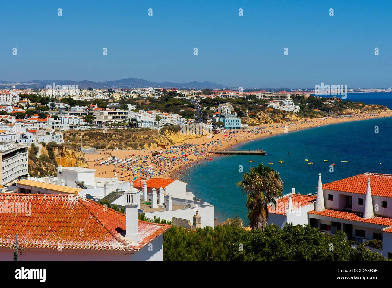 Ein Blick auf die Kolousstadt Albufeira und Peneco Strand Stockfoto