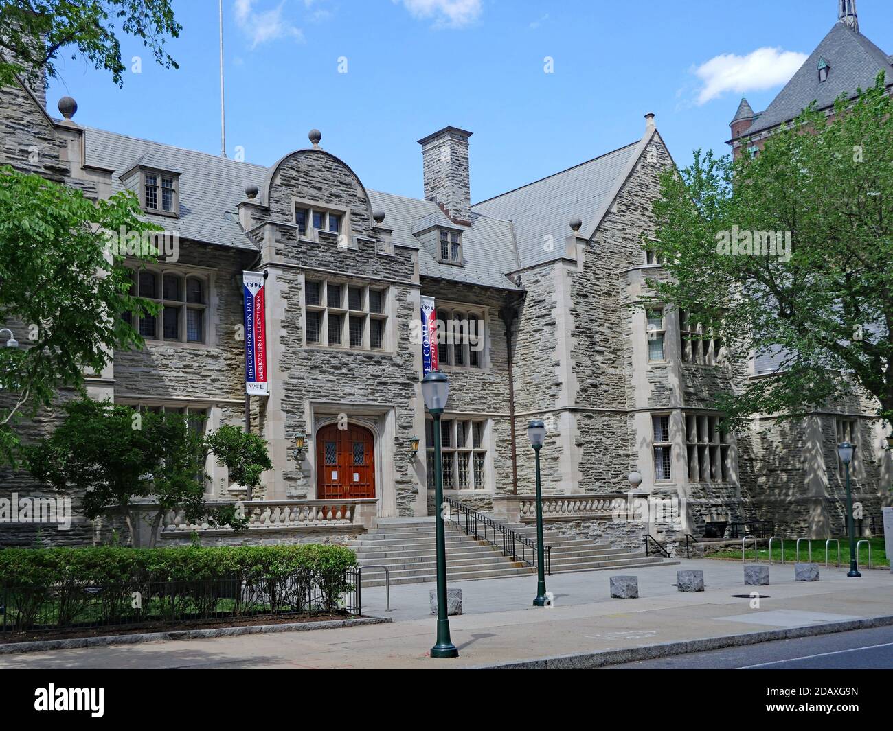 Philadelphia, USA - 27. Mai 2019: Altes gotisches Steingebäude an der Universität von Pennsyslvania, Philadelphia, in dem die Studentenvereinigung untergebracht ist. Stockfoto