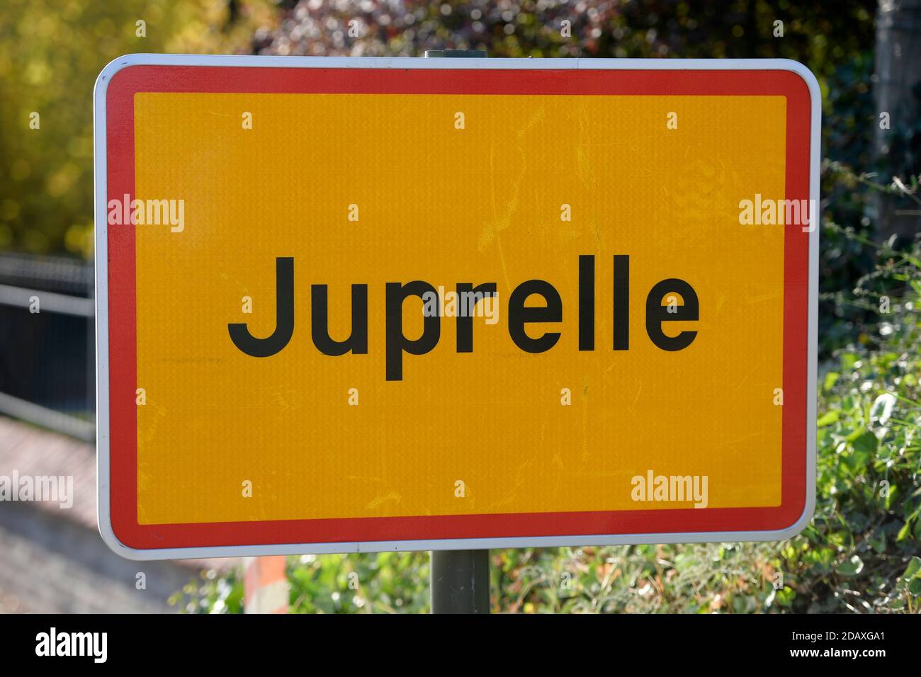 Abbildung zeigt den Namen der Gemeinde Juprelle auf einem Straßenschild, Dienstag 18 September 2018. BELGA FOTO YORICK JANSENS Stockfoto