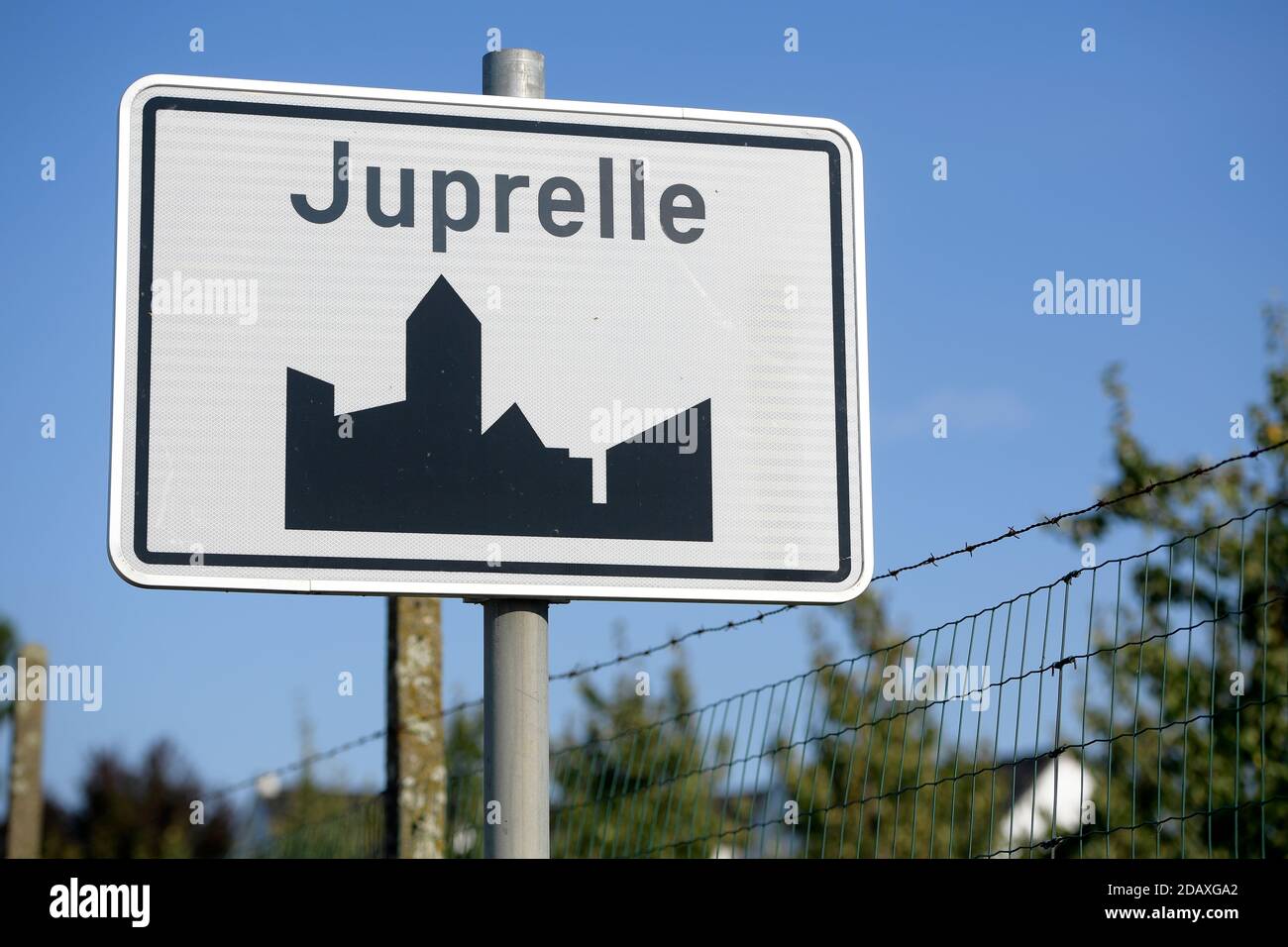 Abbildung zeigt den Namen der Gemeinde Juprelle auf einem Straßenschild, Dienstag 18 September 2018. BELGA FOTO YORICK JANSENS Stockfoto