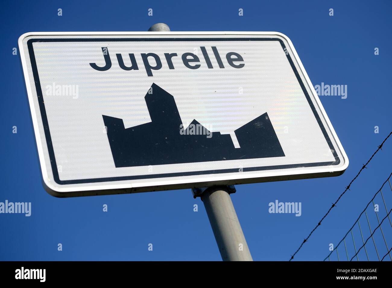 Abbildung zeigt den Namen der Gemeinde Juprelle auf einem Straßenschild, Dienstag 18 September 2018. BELGA FOTO YORICK JANSENS Stockfoto