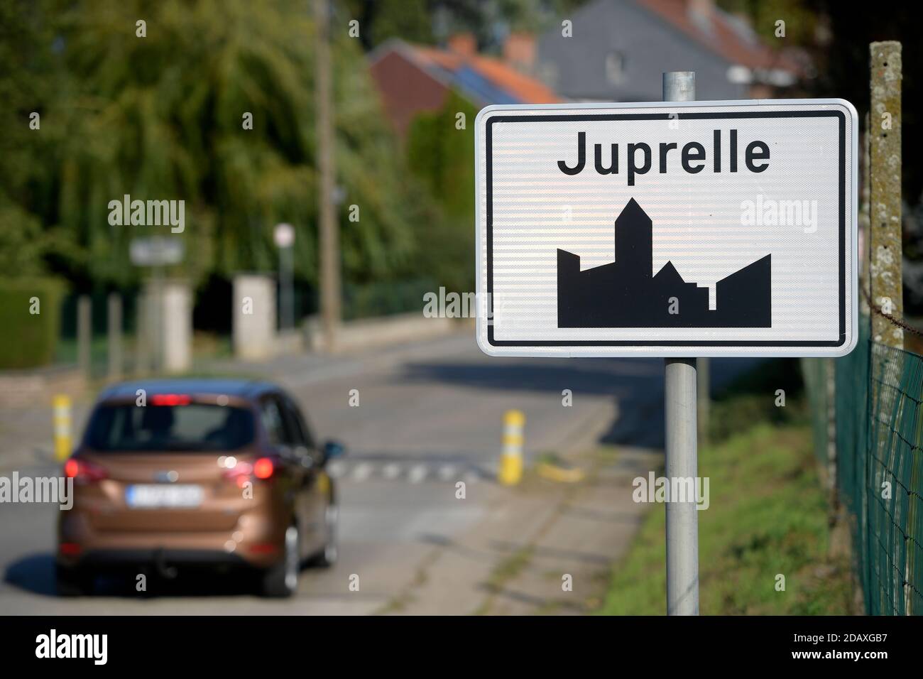 Abbildung zeigt den Namen der Gemeinde Juprelle auf einem Straßenschild, Dienstag 18 September 2018. BELGA FOTO YORICK JANSENS Stockfoto
