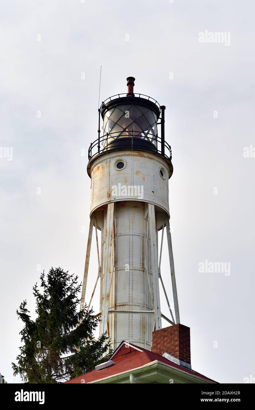 Sturgeon Bay, Wisconsin, USA. Der Sturgeon Bay Ship Canal Lighthouse befindet sich am nördlichen Ufer des Eingangs zum Sturgeon Bay Ship Canal. Stockfoto