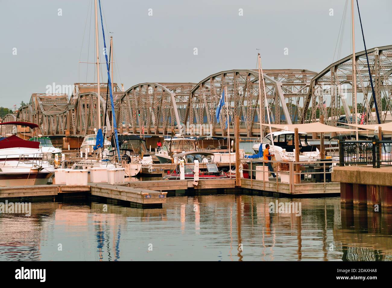 Sturgeon Bay, Wisconsin. Das an einem lokalen Yachthafen angedockte Sportboot unterstreicht den Erholungsschwerpunkt der Gemeinde, der Einheimische und Touristen anzieht. Stockfoto