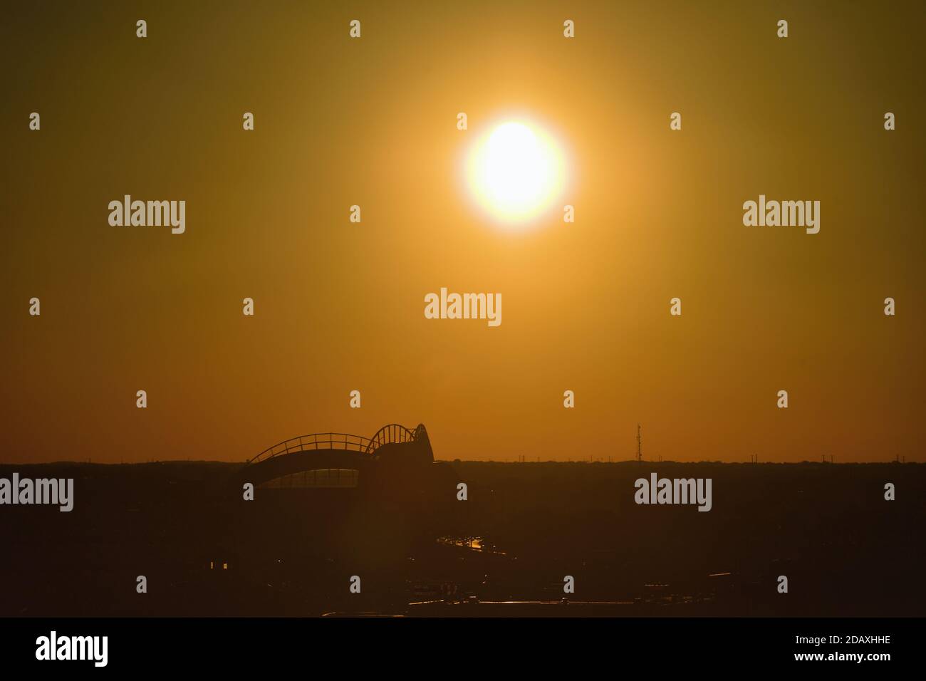 Milwaukee, Wisconsin, USA. Der Sonnenuntergang hinter einem silhouetted Miller Park. Stockfoto
