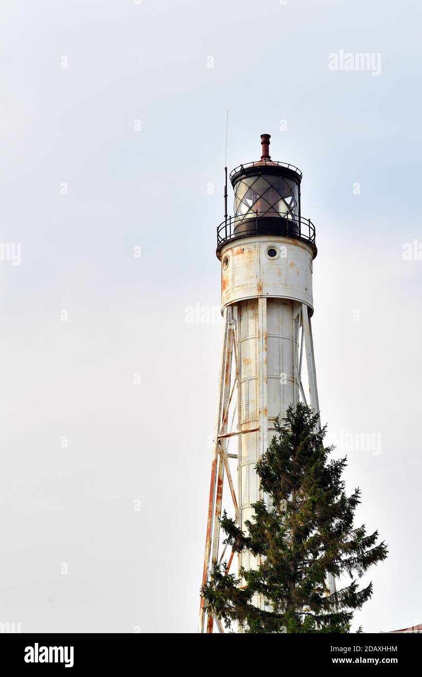 Sturgeon Bay, Wisconsin, USA. Der Sturgeon Bay Ship Canal Lighthouse befindet sich am nördlichen Ufer des Eingangs zum Sturgeon Bay Ship Canal. Stockfoto