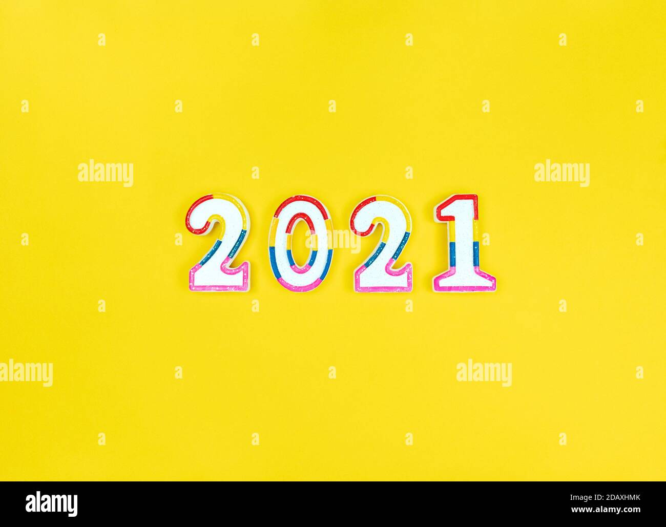 Zahlen für das neue Jahr 2021 auf gelbem Hintergrund. Stockfoto
