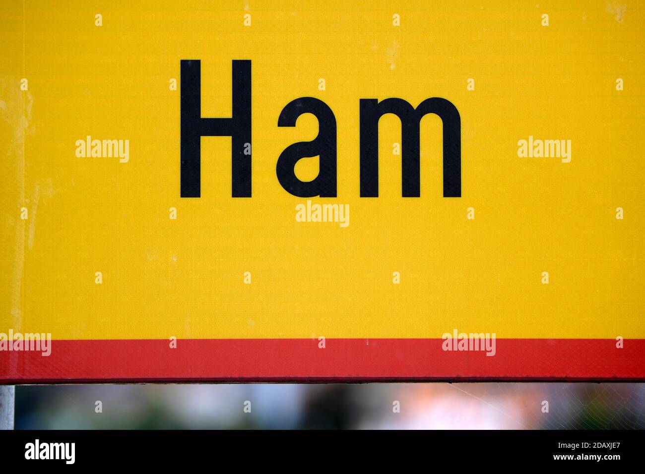 Abbildung zeigt den Namen der Gemeinde Ham auf einem Straßenschild, Freitag 21 September 2018. BELGA FOTO YORICK JANSENS Stockfoto