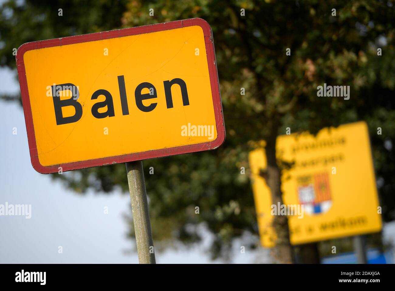 Abbildung zeigt den Namen der Gemeinde Balen auf einem Straßenschild, Freitag 21 September 2018. BELGA FOTO YORICK JANSENS Stockfoto