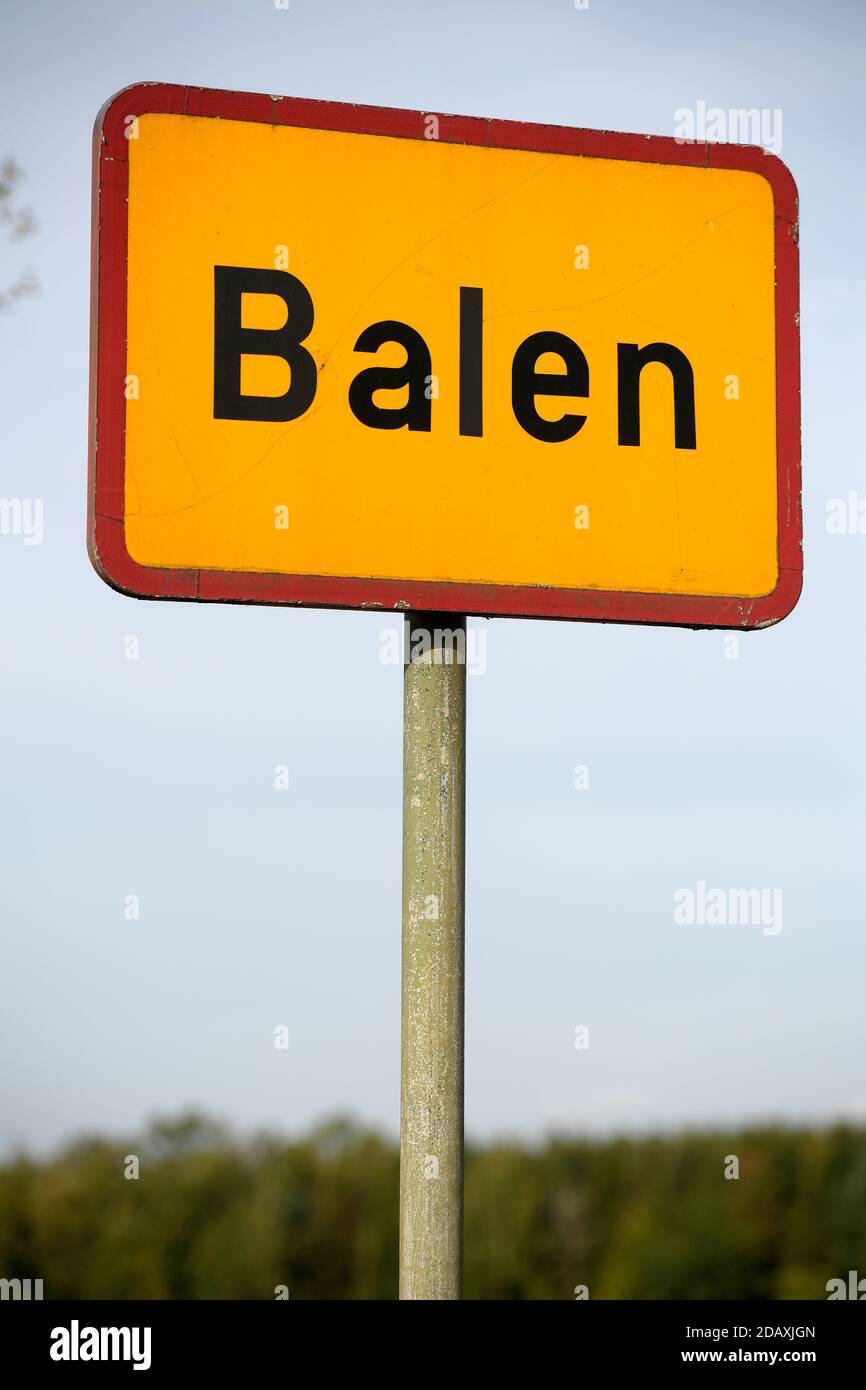 Abbildung zeigt den Namen der Gemeinde Balen auf einem Straßenschild, Freitag 21 September 2018. BELGA FOTO YORICK JANSENS Stockfoto