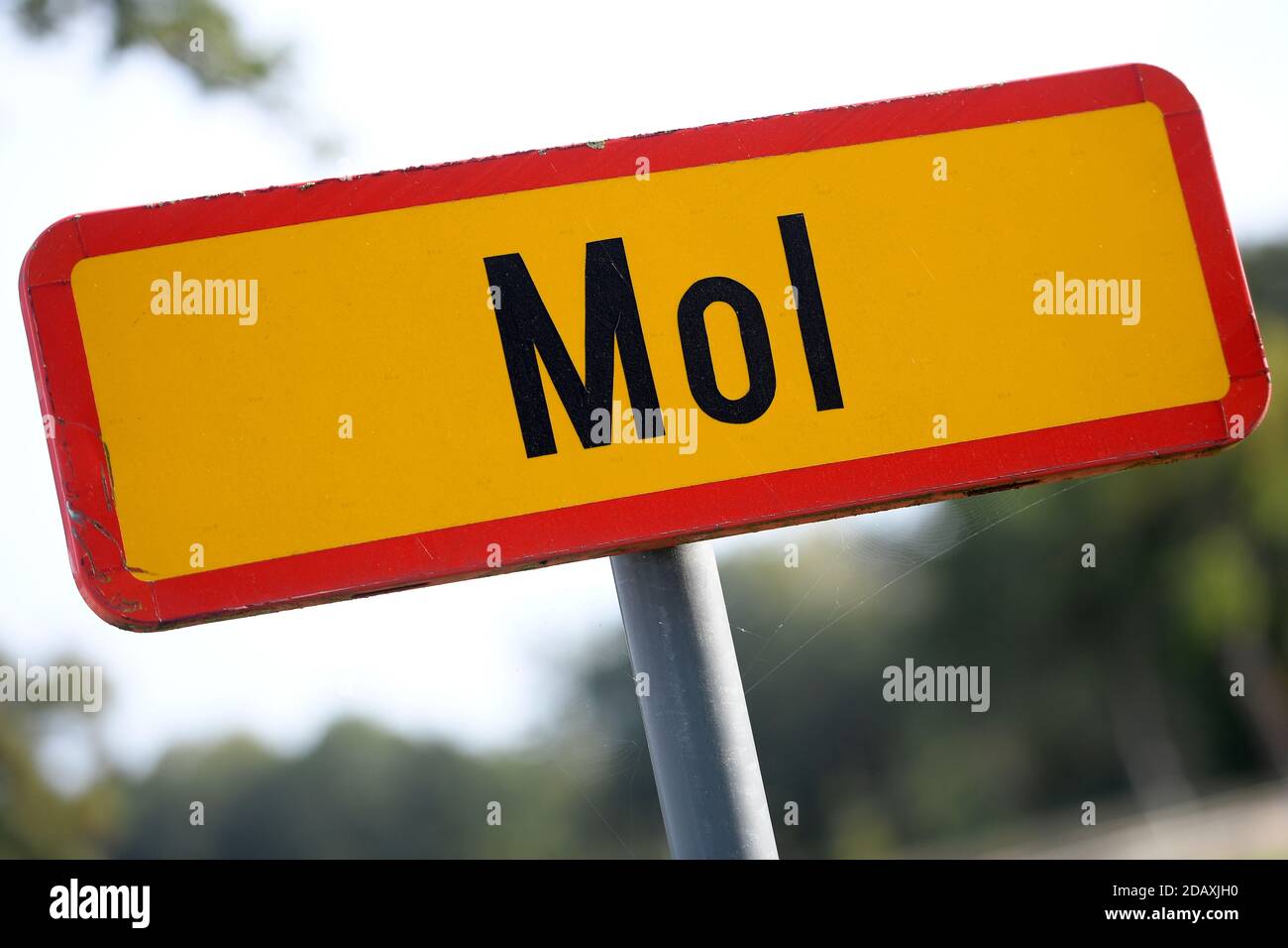 Abbildung zeigt den Namen der Gemeinde Mol auf einem Straßenschild, Freitag 21 September 2018. BELGA FOTO YORICK JANSENS Stockfoto
