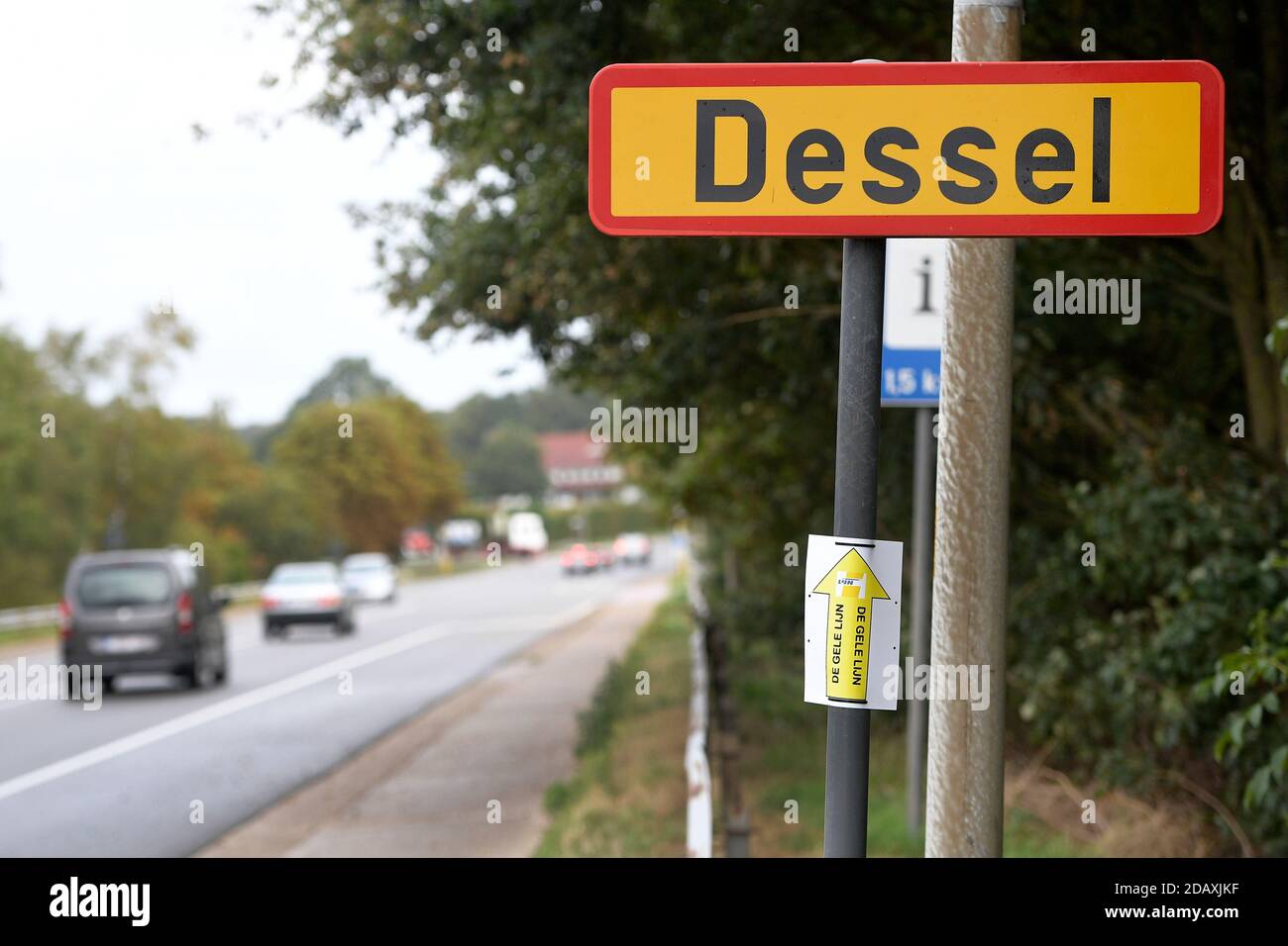 Abbildung zeigt den Namen der Gemeinde Dessel auf einem Straßenschild, Freitag 21 September 2018. BELGA FOTO YORICK JANSENS Stockfoto