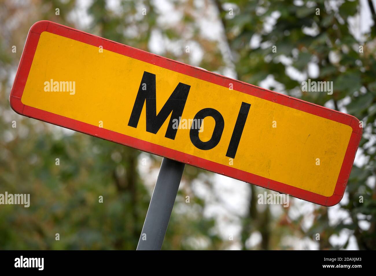 Abbildung zeigt den Namen der Gemeinde Mol auf einem Straßenschild, Freitag 21 September 2018. BELGA FOTO YORICK JANSENS Stockfoto