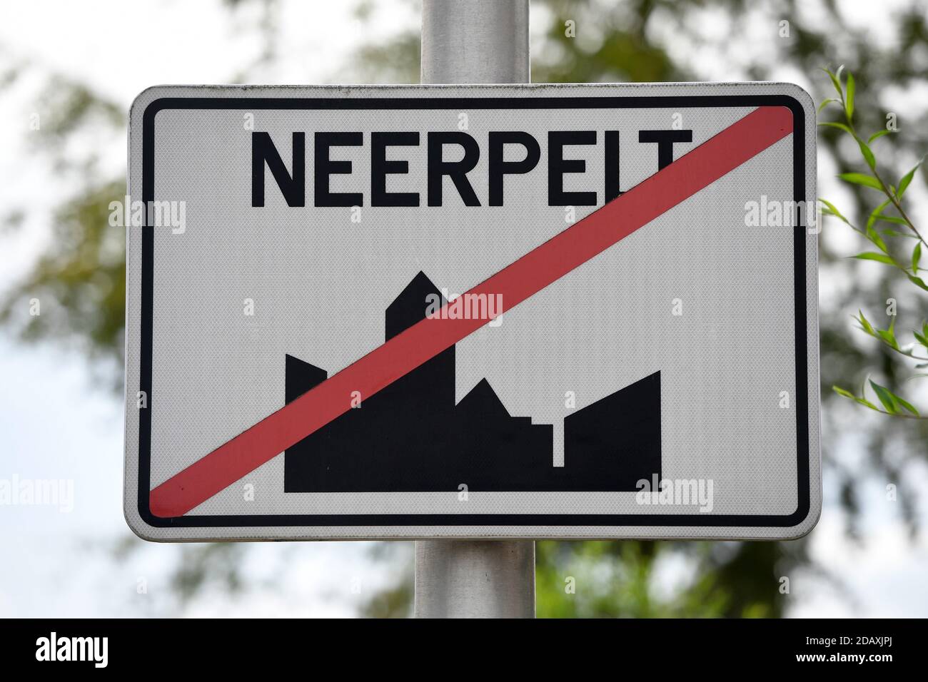 Abbildung zeigt den Namen der Gemeinde Neerpelt auf einem Straßenschild, Freitag 21 September 2018. BELGA FOTO YORICK JANSENS Stockfoto