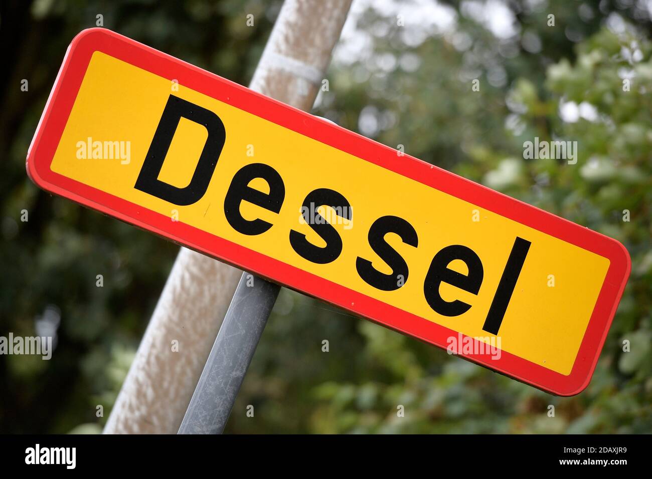 Abbildung zeigt den Namen der Gemeinde Dessel auf einem Straßenschild, Freitag 21 September 2018. BELGA FOTO YORICK JANSENS Stockfoto