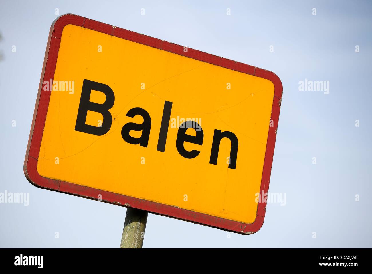 Abbildung zeigt den Namen der Gemeinde Balen auf einem Straßenschild, Freitag 21 September 2018. BELGA FOTO YORICK JANSENS Stockfoto