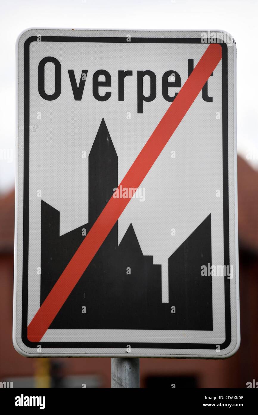 Abbildung zeigt den Namen der Gemeinde Overpelt auf einem Straßenschild, Freitag, 21. September 2018. BELGA FOTO YORICK JANSENS Stockfoto