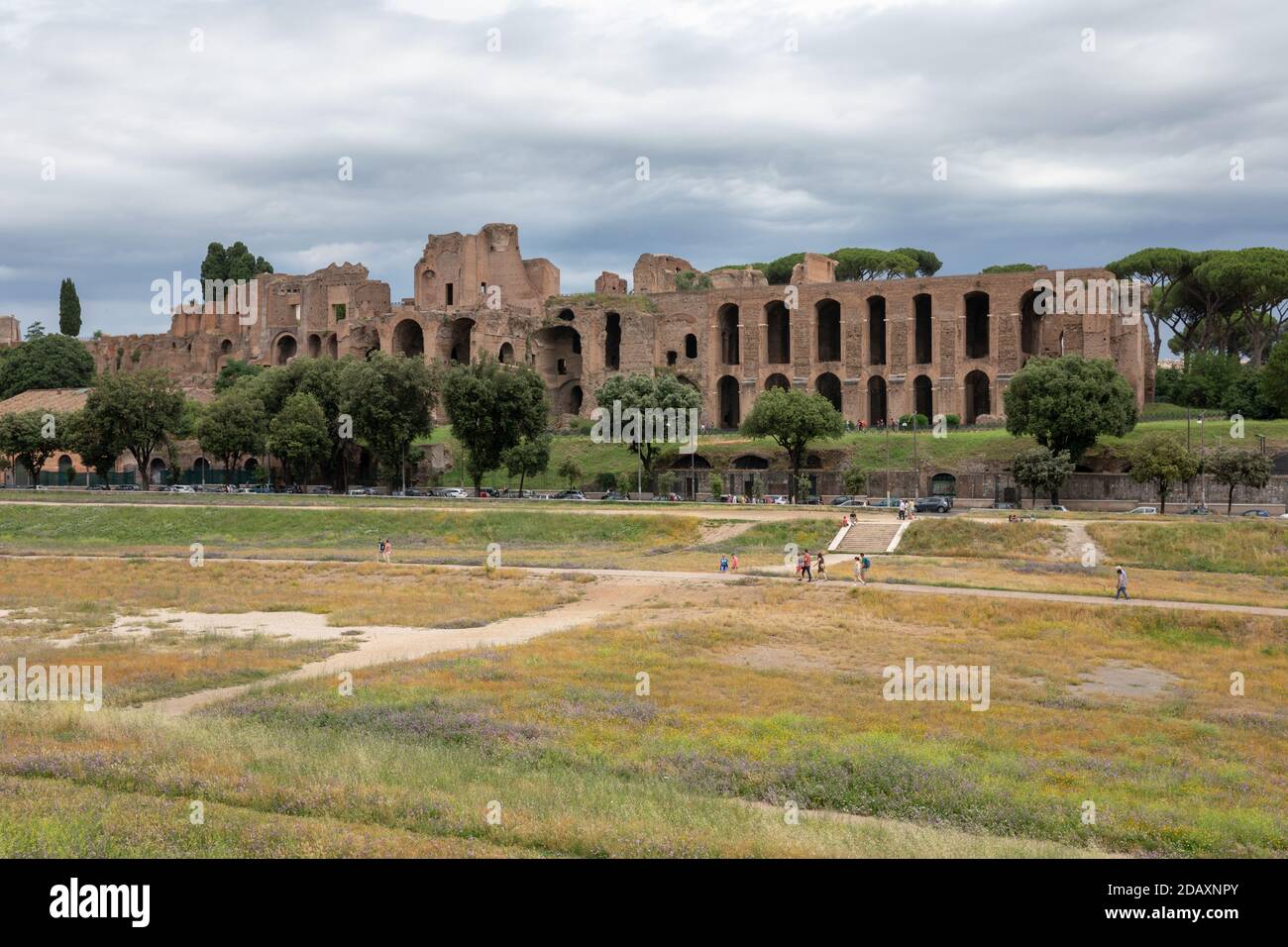 Rom, Italien, 23. Juni 2018: Panoramablick auf den Tempel des Apollo Palatinus auf Palatin Hügel des antiken Rom und Circus Maximus (Circo Massimo) ist ein Stockfoto