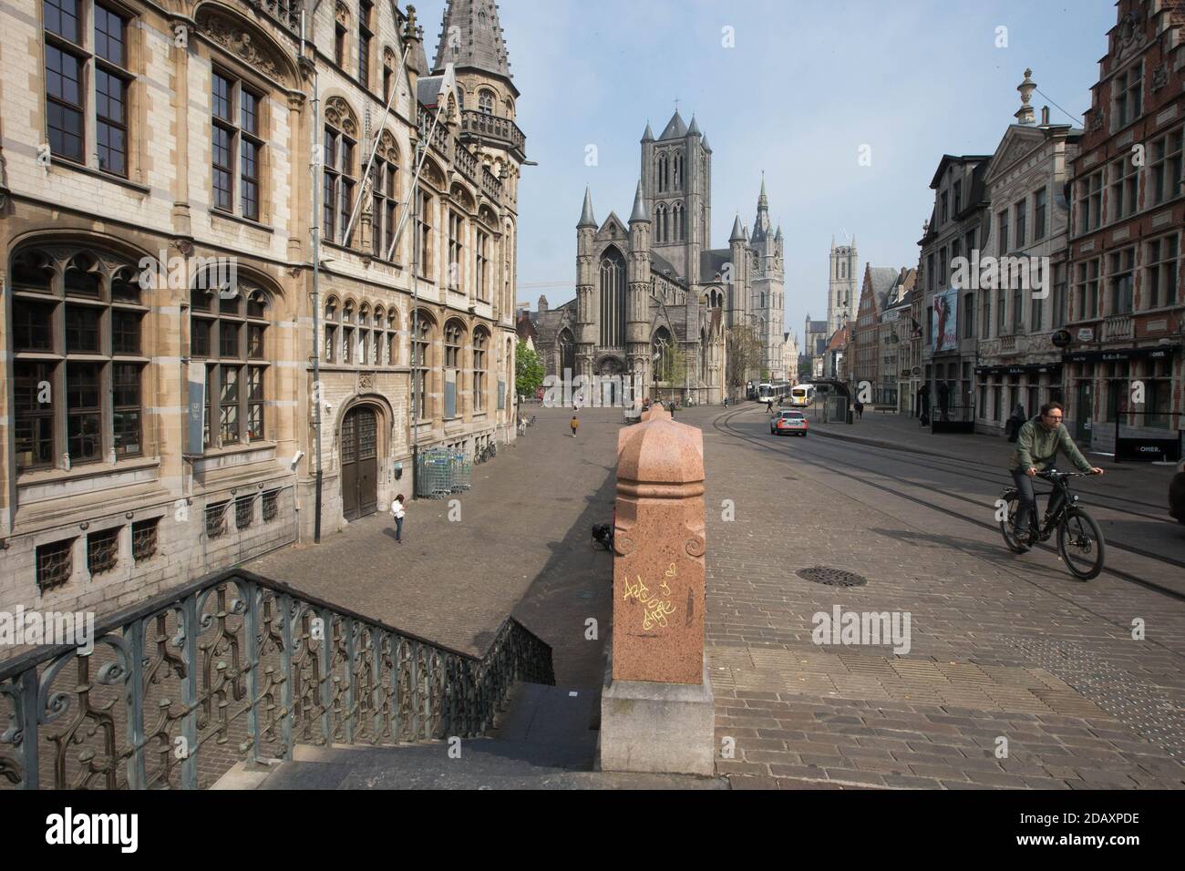 Abbildung zeigt von L-R, Sint-Niklaaskerk, belfort und Sint-Baafskathedraal Kathedrale, Sonntag 19 April 2020, in Gent. BELGA FOTO NICOLAS Stockfoto