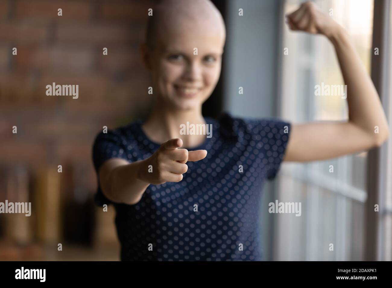 Optimistische Dame mit Onkologie diagnostiziert ermutigend Krebspatienten zu kämpfen Stockfoto