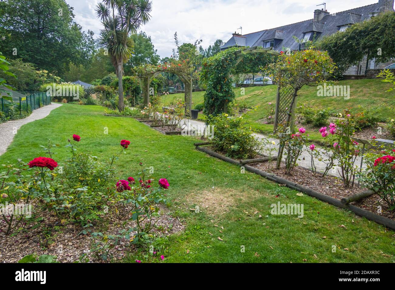 Dinan, Frankreich - 26. August 2019: Blick auf den Garten oder Jardin des Petits Diables befindet sich im Chateau de Dinan in der französischen Bretagne Stockfoto