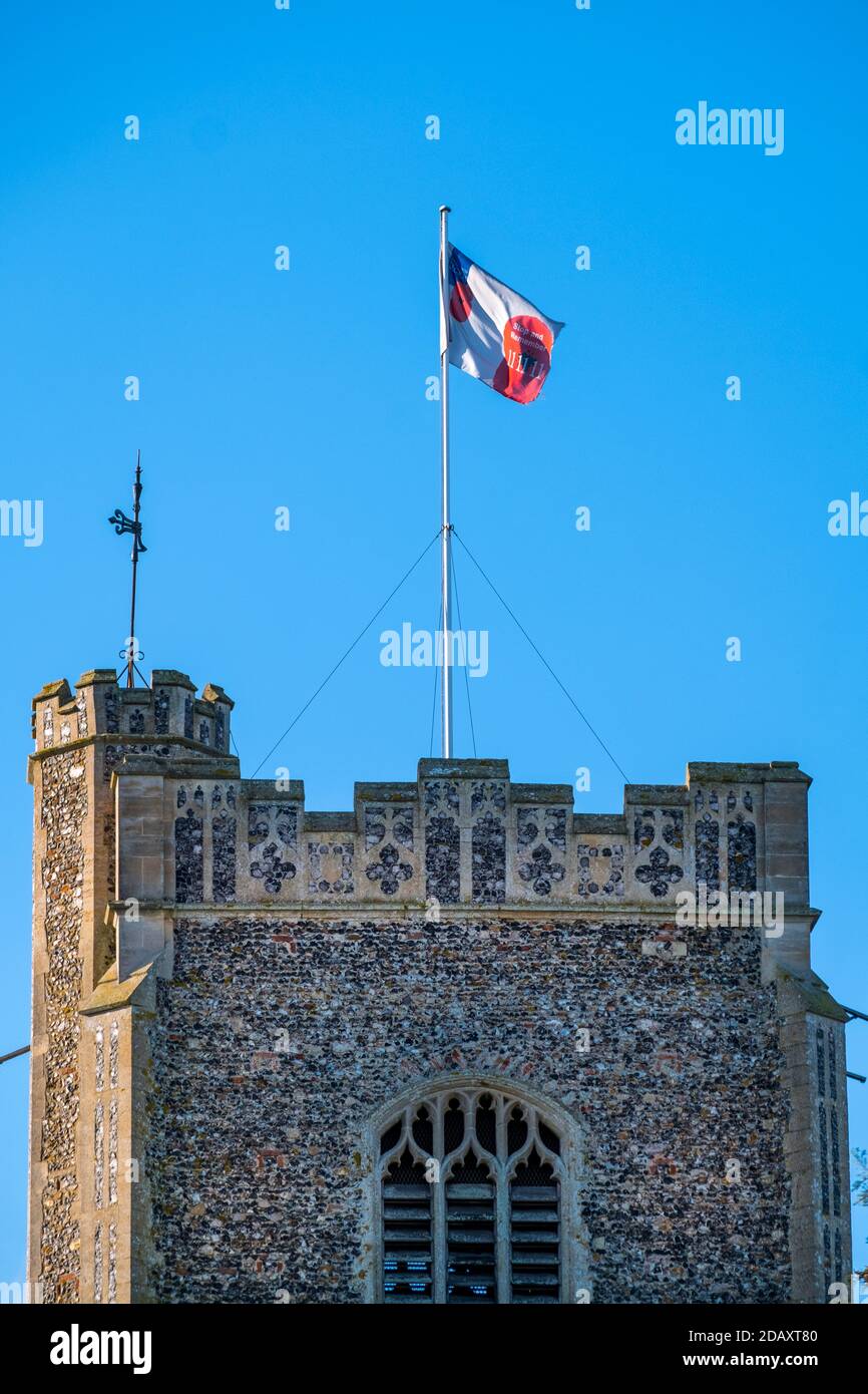 Die Flagge der Royal British Legion, die zum Gedenken an den Sonntag auf einem Kirchturm, Suffolk, Großbritannien, fliegt. Stockfoto