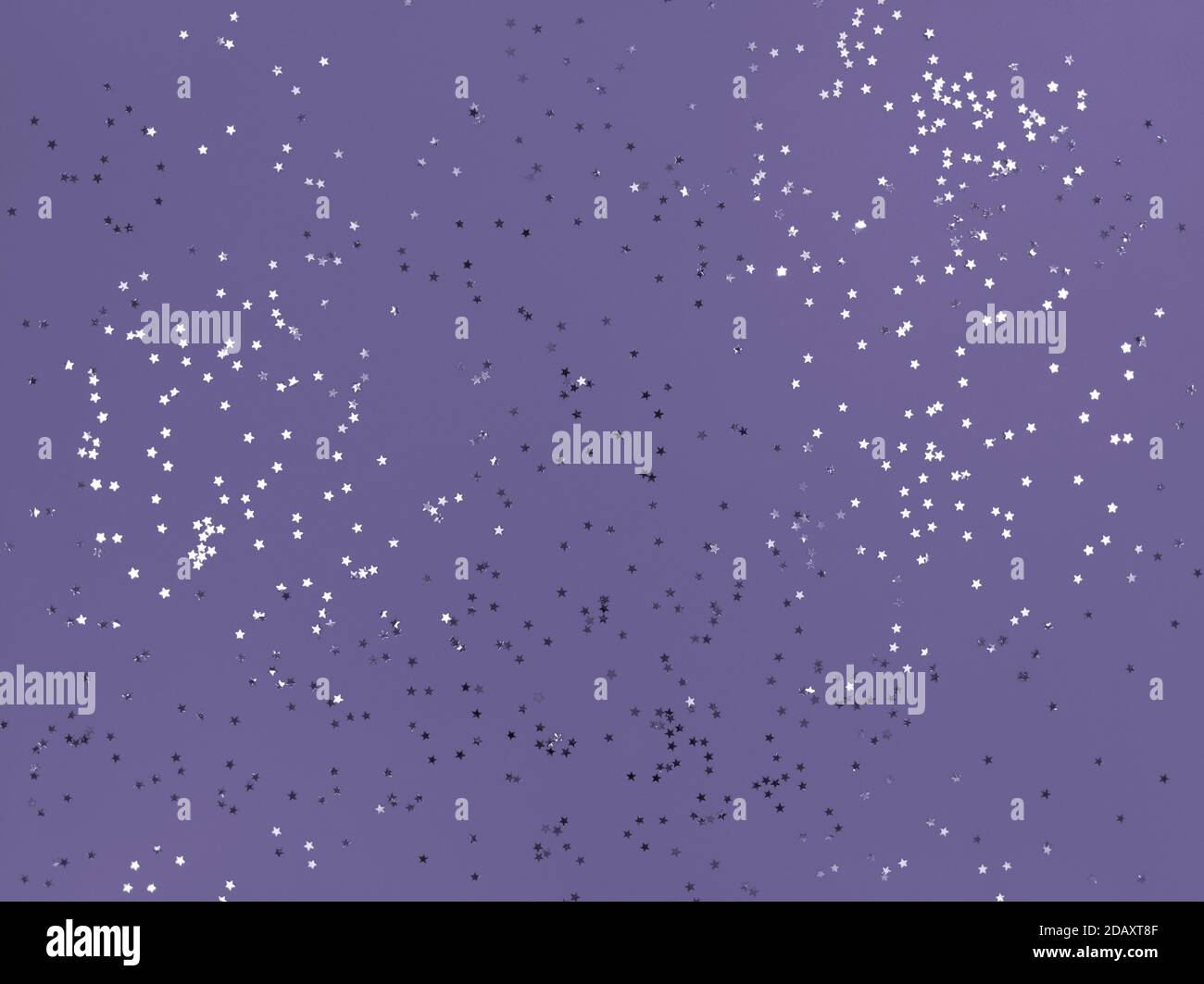 Konfetti Sterne funkeln auf Lavendel Farbe Hintergrund. Stockfoto