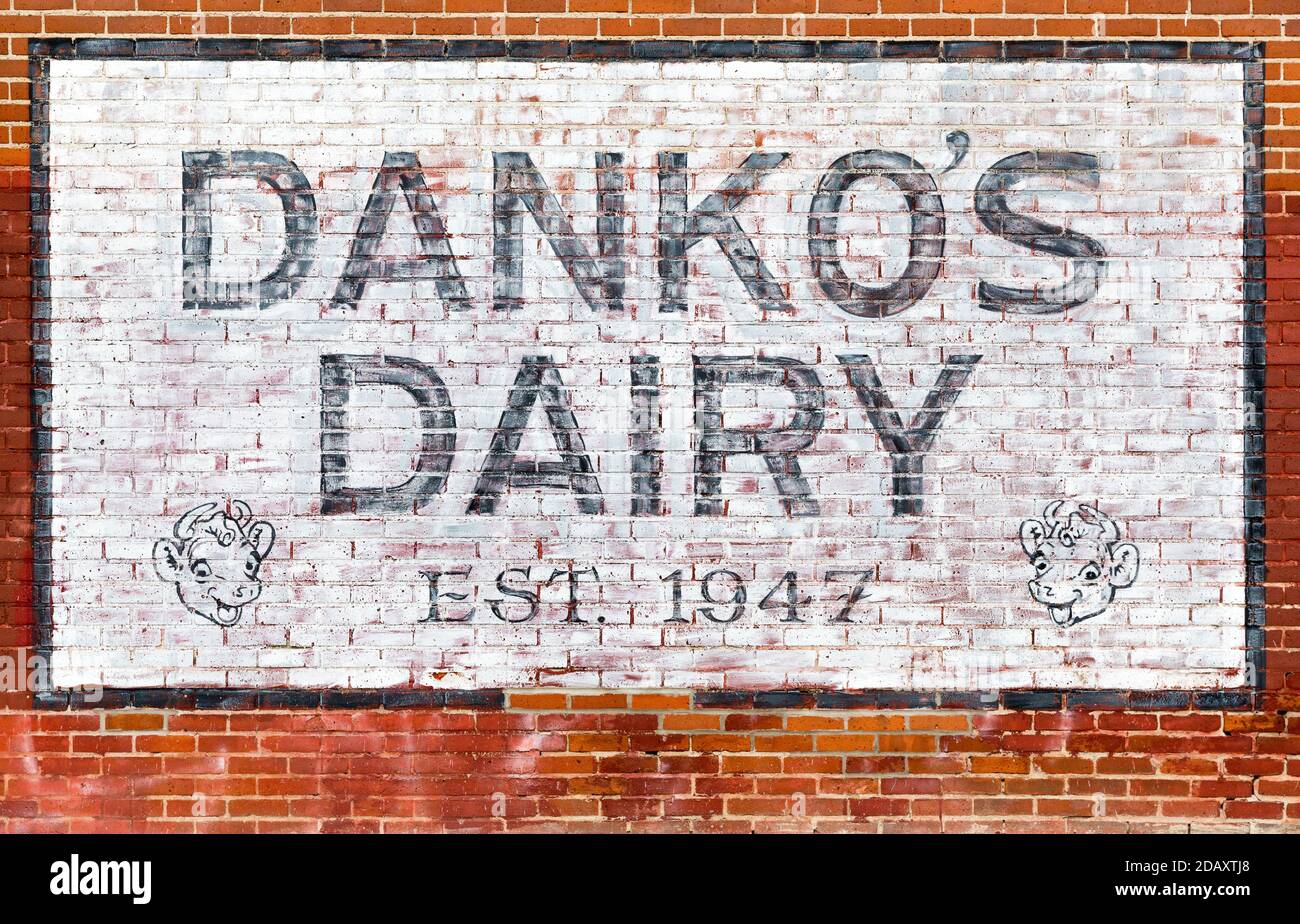 Ein verblassenes Business-Wandgemälde, das für Danko's Dairy est auf einer Ziegelwand gemalt wurde. 1947 in der Longfellow Nachbarschaft von Minneapolis, Minnesota Stockfoto