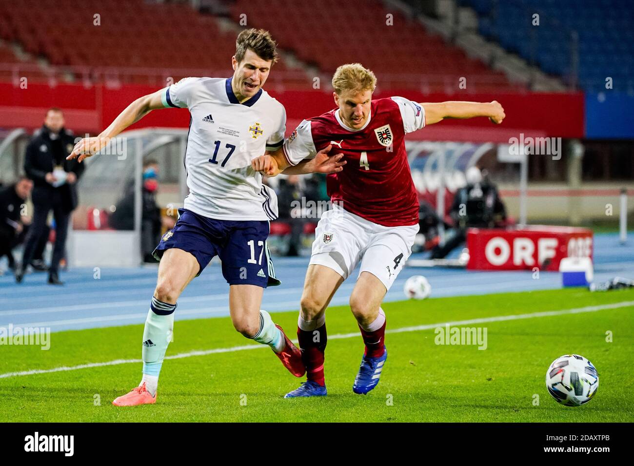 Der nordirische Paddy McNair (links) und der österreichische Martin Hinteregger kämpfen während des UEFA Nations League-Spiels Gruppe 1, Liga B im Ernst Happel Stadion, Wien, Österreich, um den Ball. Stockfoto