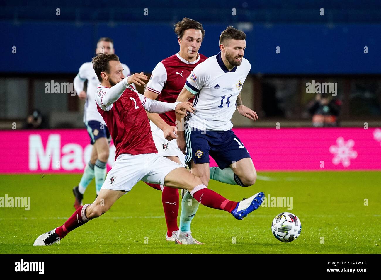 Österreichs Andreas Ulmer (links) und Nordirlands Stuart Dallas kämpfen während des UEFA Nations League-Spiels Gruppe 1, Liga B im Ernst Happel Stadion, Wien, Österreich, um den Ball. Stockfoto