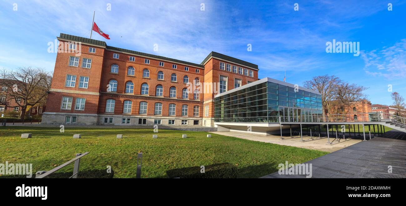 Kiel, Deutschland - 15. November 2020: Panoramablick auf das landtagsgebäude in Kiel an einem sonnigen Tag Stockfoto