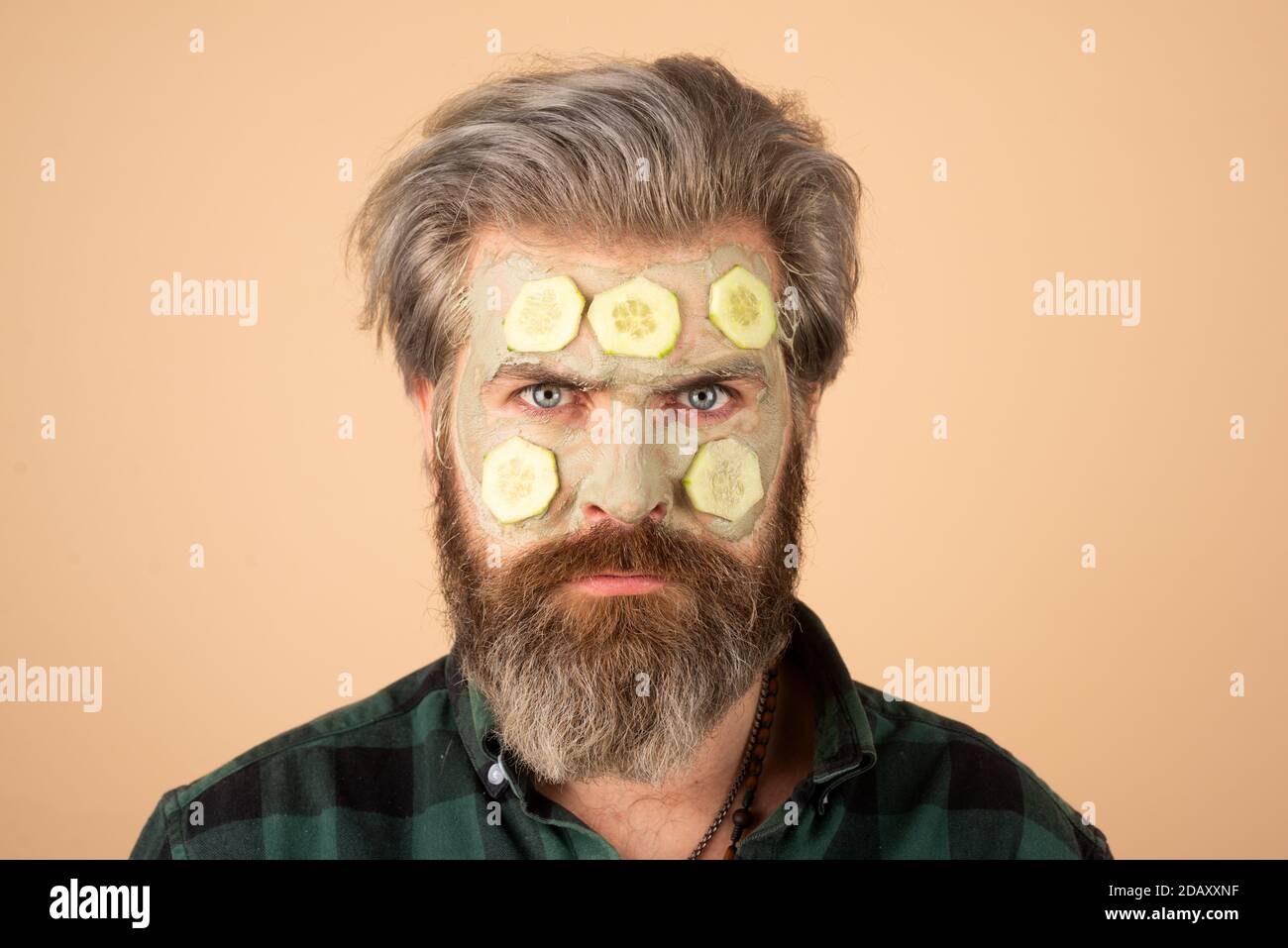 Mann mit einer Tonmaske. Gesichtsbehandlung. Stockfoto