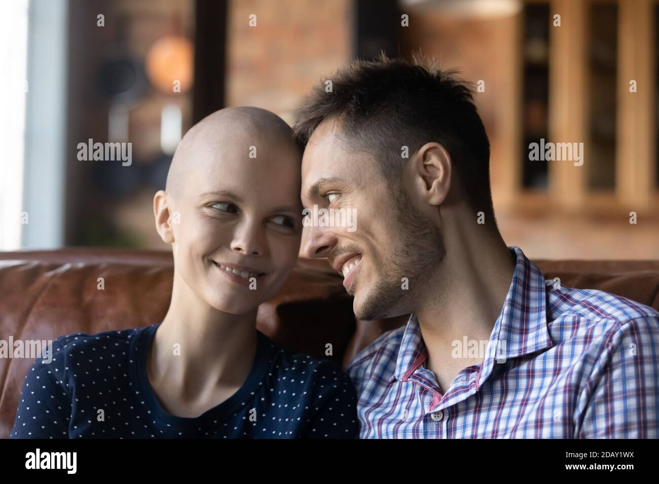 Liebevoll Millennial Ehemann Unterstützung tröstend Geliebte krank haarlose Frau Stockfoto