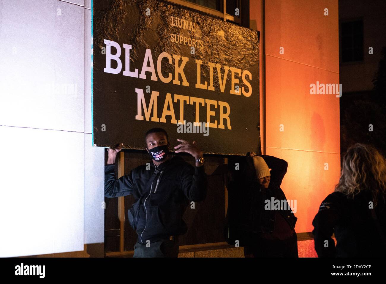 WASHINGTON D.C., NOVEMBER 14- Trump-Anhänger reißen Black Lives Matter-Schilder auf dem Black Lives Matter Plaza während des Millionen-Maha-Marsch-Protests zum Wahlergebnis am 14. November 2020 in Washington, DC nieder.Foto: Chris Tuite/imageSPACE/MediaPunch Stockfoto