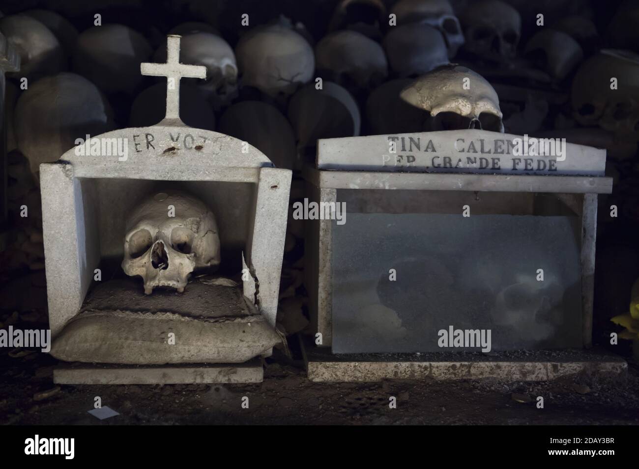 Menschliche Schädel auf dem Friedhof Fontanelle (Cimitero delle Fontanelle) in Neapel, Kampanien, Italien. Das ehemalige Leichenhaus (Beinhaus) in einer Höhle im Stadtteil Materdei war der Ort, an dem sich in Neapel der spontane Kult der Hingabe an die Überreste namenlos Verstorbener entwickelte. Die Verteidiger des Kults besuchten die namenlosen Schädel im Beinhaus, um sie zu adoptieren und den Schädeln sogar Namen zu geben. Adoptierte Schädel wurden in der dekorierten Box platziert und wurden zum Gegenstand des regelmäßigen Gebets und Votivopfers. Stockfoto