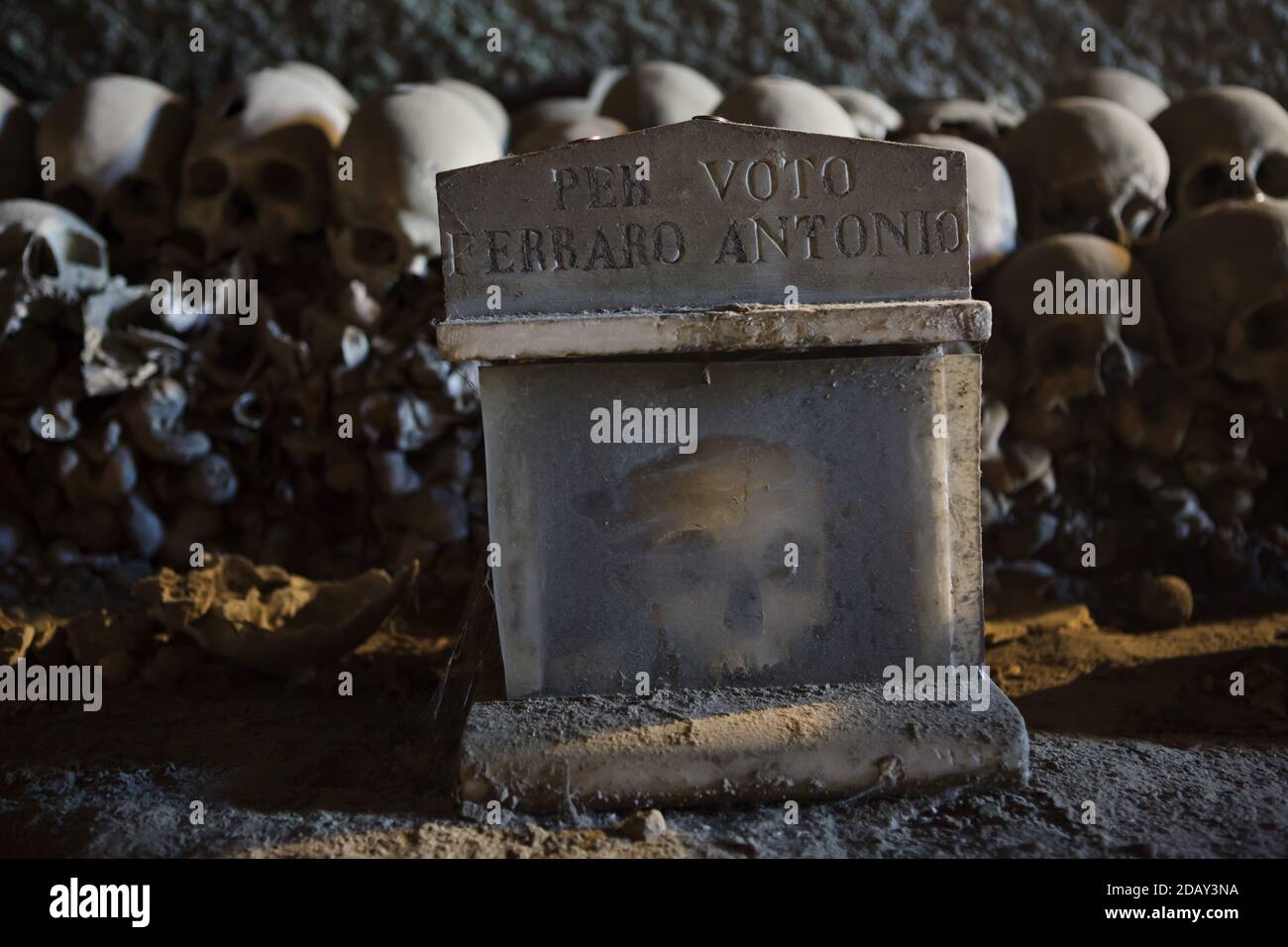 Schädelbox auf dem Friedhof Fontanelle (Cimitero delle Fontanelle) in Neapel, Kampanien, Italien. Das ehemalige Leichenhaus (Beinhaus) in einer Höhle im Stadtteil Materdei war der Ort, an dem sich in Neapel der spontane Kult der Hingabe an die Überreste namenlos Verstorbener entwickelte. Die Verteidiger des Kults besuchten die namenlosen Schädel im Beinhaus, um sie zu adoptieren und den Schädeln sogar Namen zu geben. Adoptierte Schädel wurden in der dekorierten Box platziert und wurden zum Gegenstand des regelmäßigen Gebets und Votivopfers. Stockfoto
