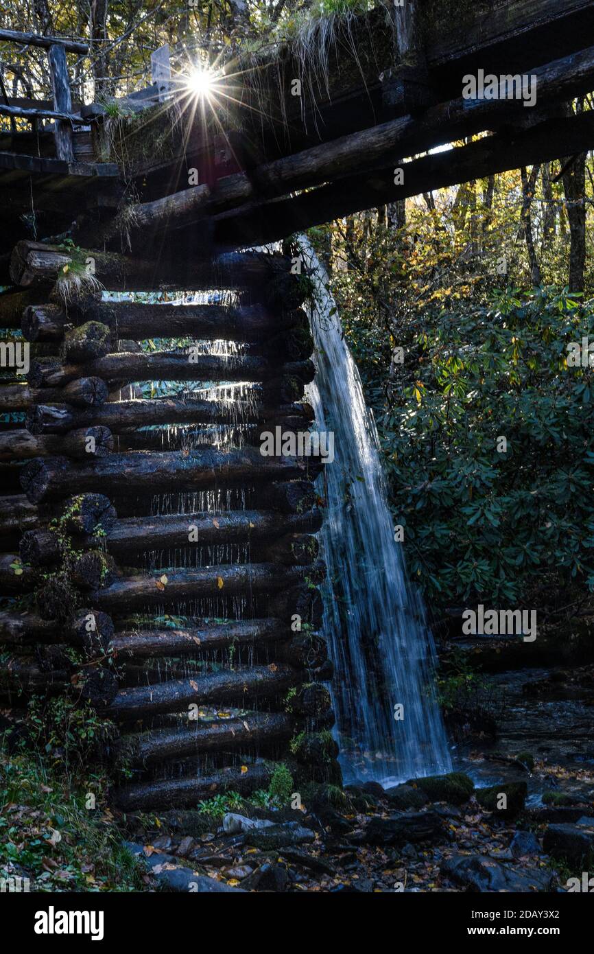 Flume und sunstar in Mingus Mill, Great Smoky Mountains National Park, North Carolina Stockfoto